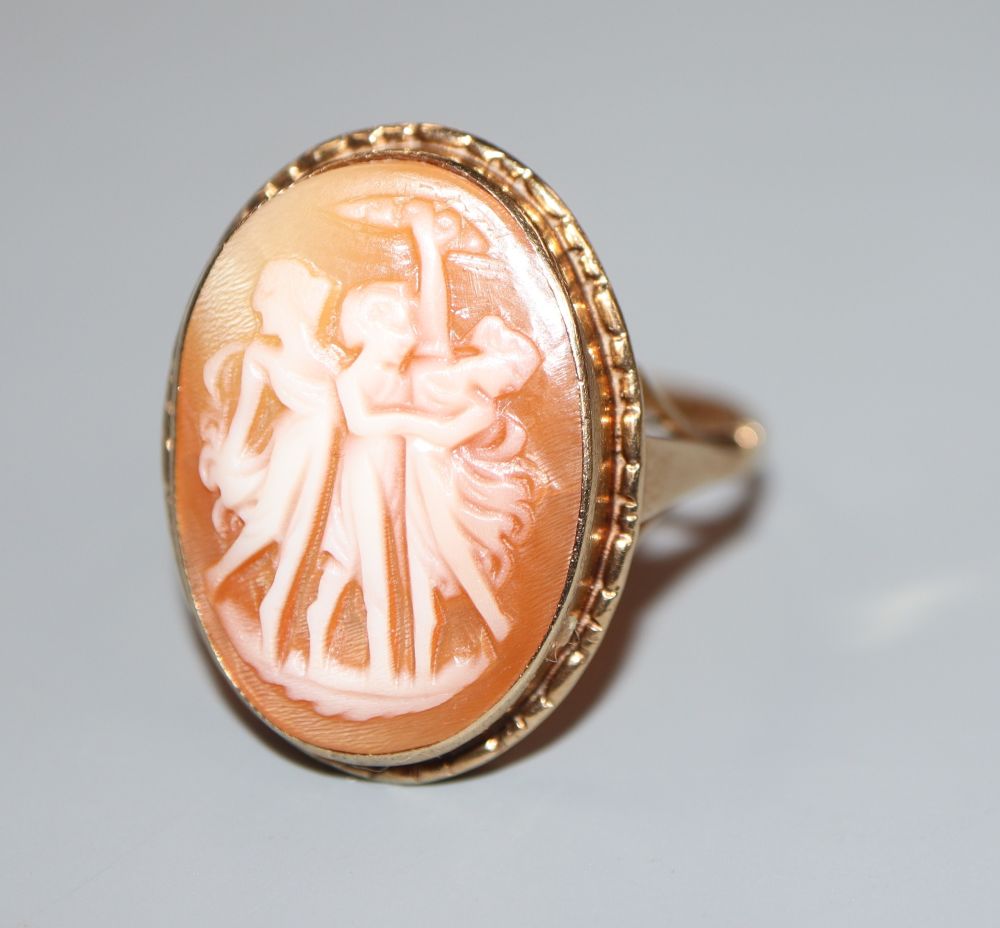 An early 20th century 9ct gold and Three Graces carved oval cameo shell ring, size R, gross 3.5 grams.
